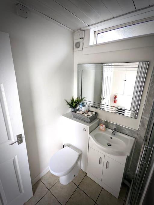 Cosy 2-Bedroom House In Leith 에든버러 외부 사진