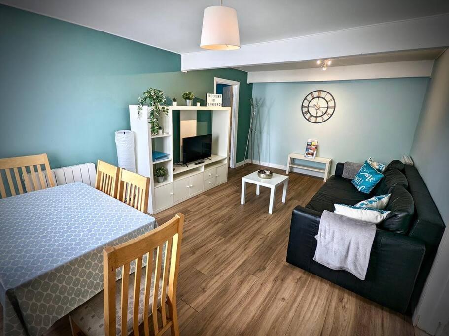 Cosy 2-Bedroom House In Leith 에든버러 외부 사진